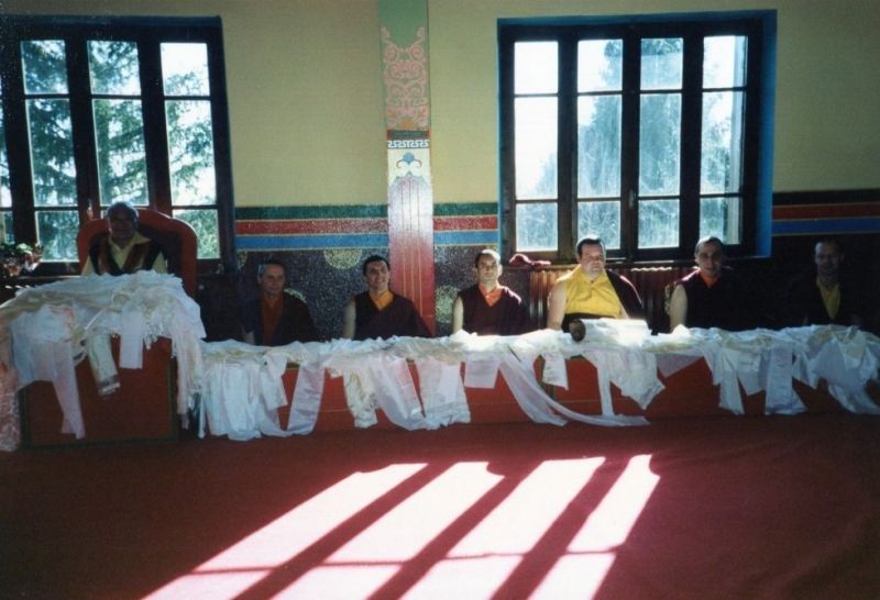 Cérémonie dans le petit temple du Bost, lors de la sortie du groupe d'hommes ayant accompli la première retraite traditionnelle à Dhagpo Kundreul Ling, avec Guendune Rinpoché, le 11 juin 1987.