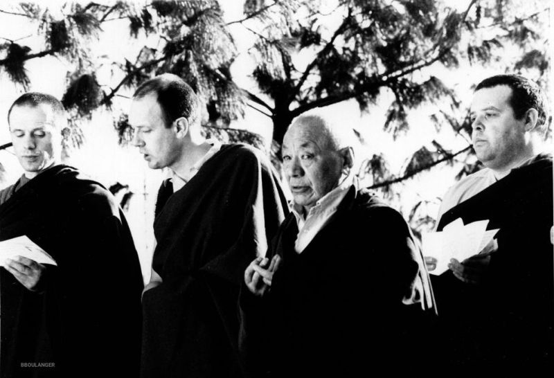 Sortie du groupe d'hommes ayant accompli la première retraite traditionnelle à Dhagpo Kundreul Ling, en prières devant le stupa, avec Guendune Rinpoché, le 11 juin 1987.
