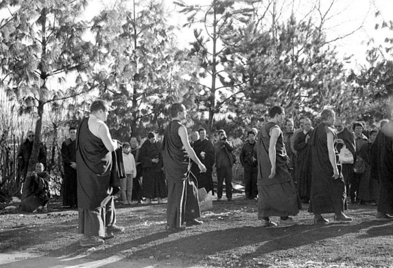 Sortie du groupe d'hommes ayant accompli la première retraite traditionnelle à Dhagpo Kundreul Ling, en prières devant le stupa, avec Guendune Rinpoché, le 11 juin 1987.