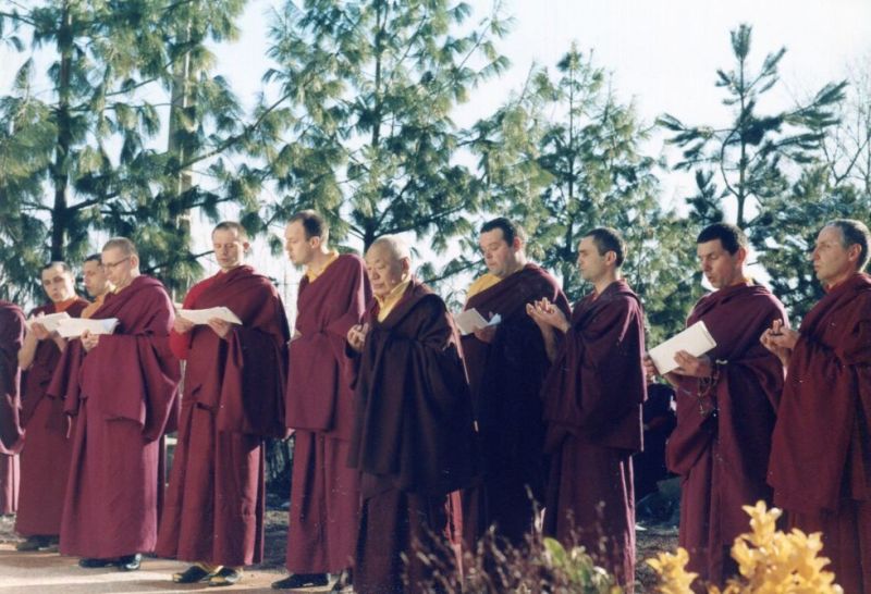 Sortie du groupe d'hommes ayant accompli la première retraite traditionnelle à Dhagpo Kundreul Ling, en prières devant le stupa, avec Guendune Rinpoché, le 11 juin 1987.