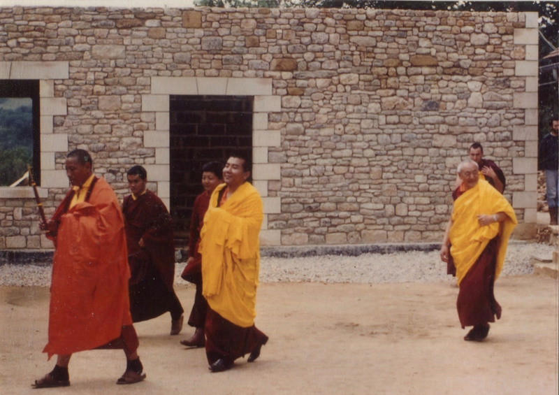 Guendune Rinpoché, Jigmé Rinpoché et Lama Purtsé, accueillent le IIIᵉ Jamgon Kongtrul Rinpoché à Dhagpo Kagyu Ling, le 13 juin 1987
