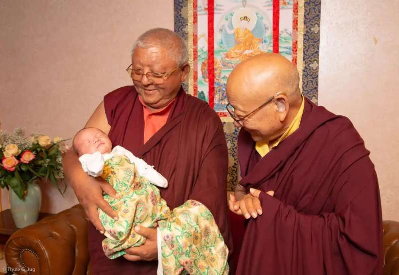 Les premières photographies du fils de Sa Sainteté Karmapa / First pictures of His Holiness Karmapa’s son