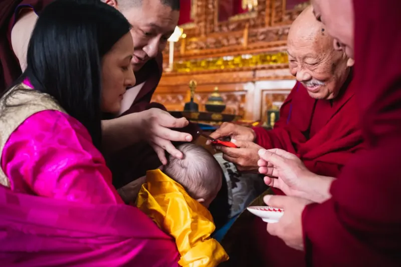 Son Éminence Luding Khenchen Rinpoché préside la cérémonie de la coupe de cheveux du fils de Karmapa