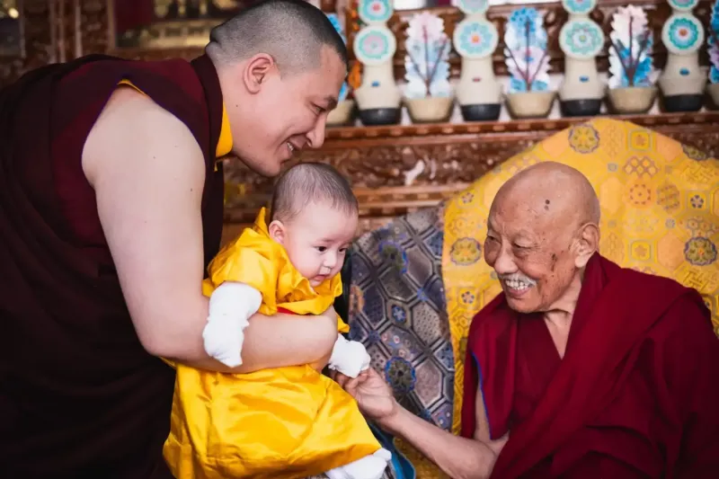 Son Éminence Luding Khenchen Rinpoché préside la cérémonie de la coupe de cheveux du fils de Karmapa