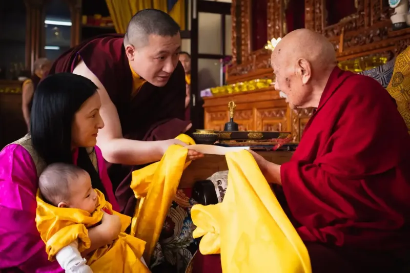 Son Éminence Luding Khenchen Rinpoché préside la cérémonie de la coupe de cheveux du fils de Karmapa