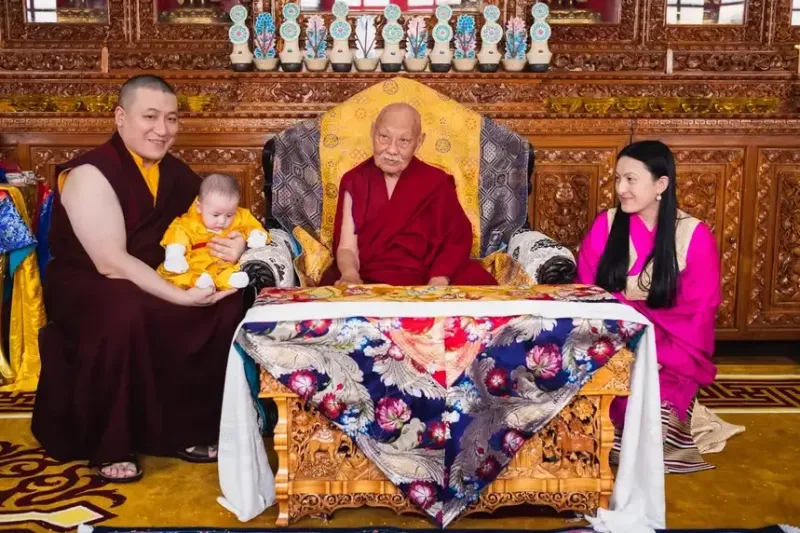 Son Éminence Luding Khenchen Rinpoché préside la cérémonie de la coupe de cheveux du fils de Karmapa