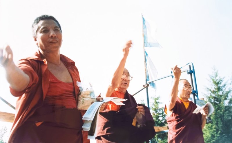 Début septembre 1986, lama Guendune Rinpoché dirigea la consécration du stoupa, en présence de lama Thubten et de lama Purtséla
