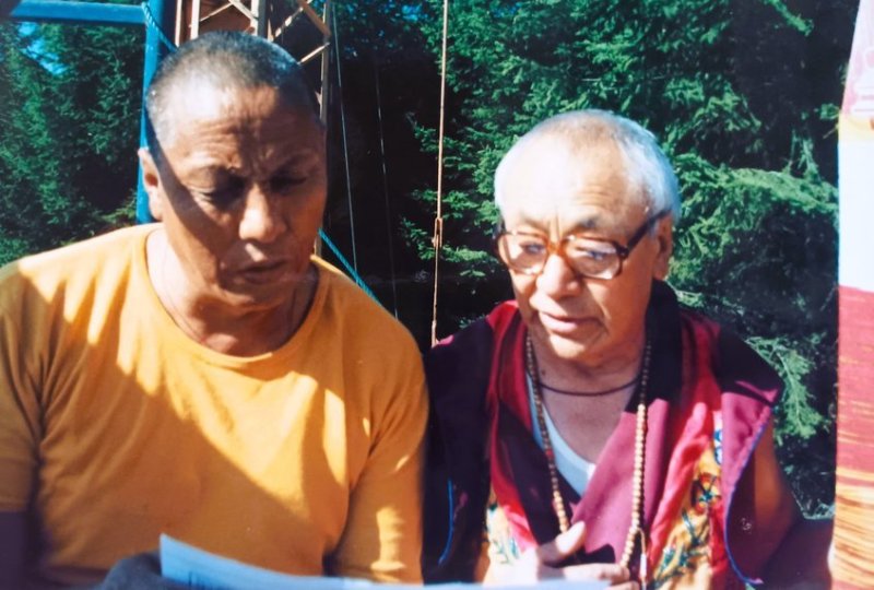 Début septembre 1986, lama Guendune Rinpoché dirigea la consécration du stoupa, en présence de lama Thubten et de lama Purtséla