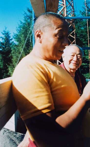 Début septembre 1986, lama Guendune Rinpoché dirigea la consécration du stoupa, en présence de lama Thubten et de lama Purtséla