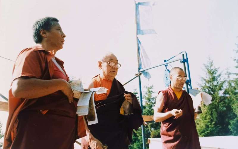 Début septembre 1986, lama Guendune Rinpoché dirigea la consécration du stoupa, en présence de lama Thubten et de lama Purtséla