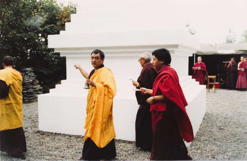 Le 16 septembre 1986, Künzik Shamarpa scella la consécration du stoupa avec la bénédiction de la lignée