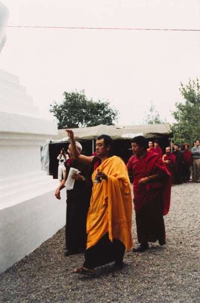 Le 16 septembre 1986, Künzik Shamarpa scella la consécration du stoupa avec la bénédiction de la lignée