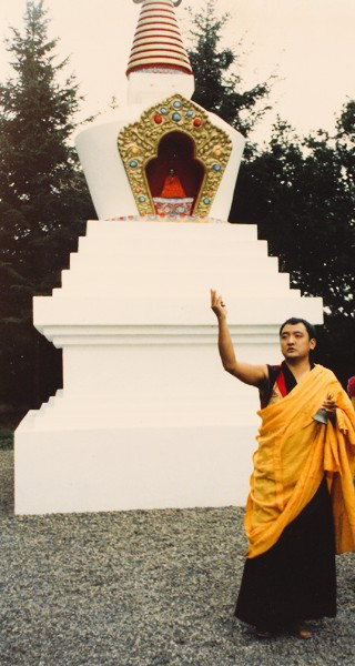 Le 16 septembre 1986, Künzik Shamarpa scella la consécration du stoupa avec la bénédiction de la lignée