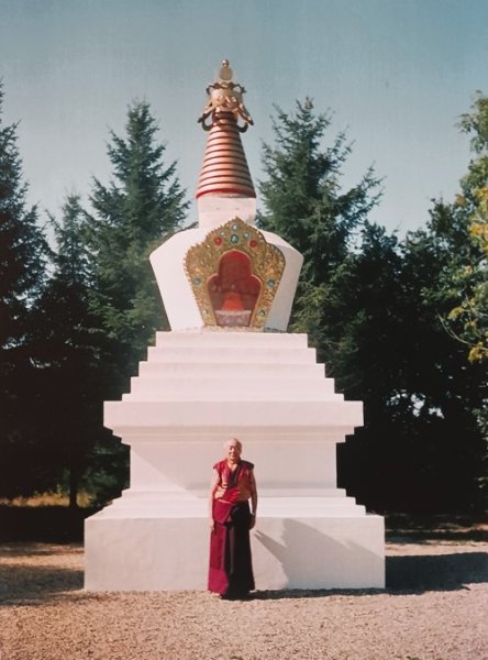 Le 16 septembre 1986, Künzik Shamarpa scella la consécration du stoupa avec la bénédiction de la lignée