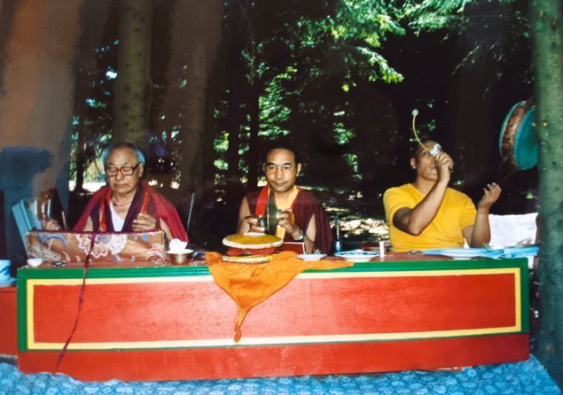 Début septembre 1986, lama Guendune Rinpoché dirigea la consécration du stoupa, en présence de lama Thubten et de lama Purtséla