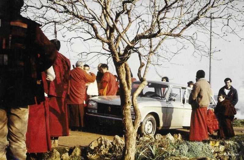 01_1983_13-fev_Venerable-Kalou-Rimpotche_arrivee_dkl_-Michel-REMY
