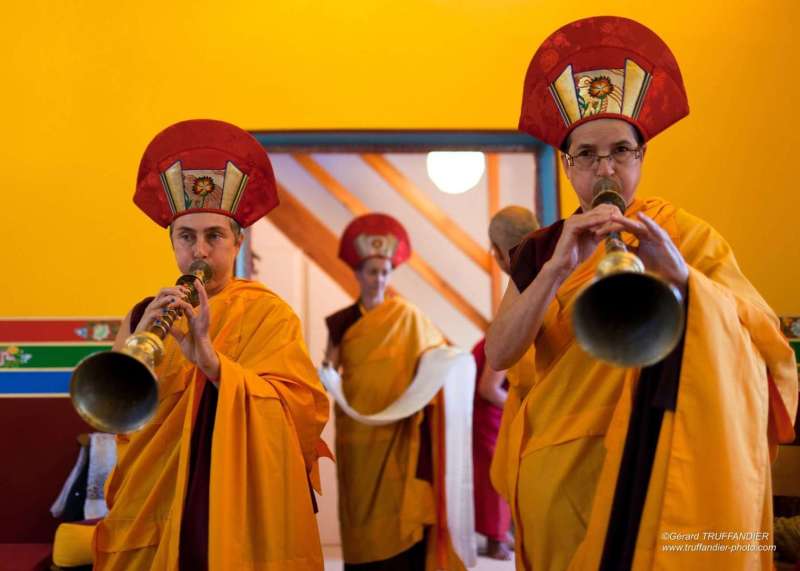 Karmapa reçoit de Pewar Rinpoché la transmission du Trésor des instructions précieuses