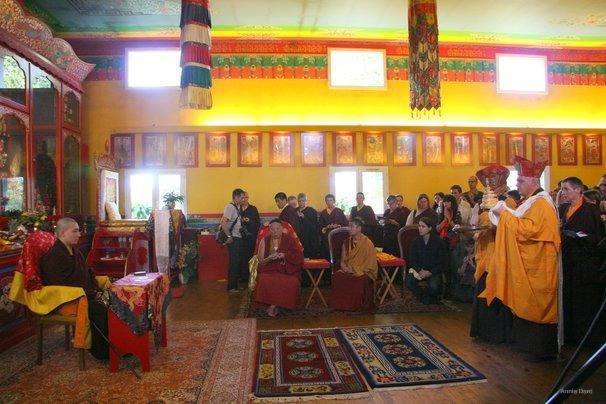 Karmapa reçoit de Pewar Rinpoché la transmission du Trésor des instructions précieuses