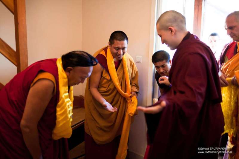 Karmapa reçoit de Pewar Rinpoché la transmission du Trésor des instructions précieuses