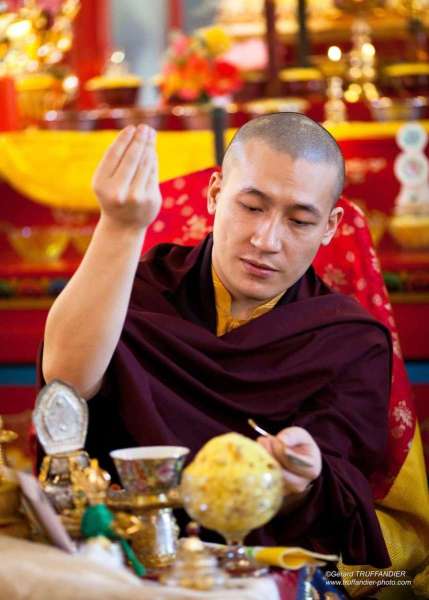 Karmapa reçoit de Pewar Rinpoché la transmission du Trésor des instructions précieuses