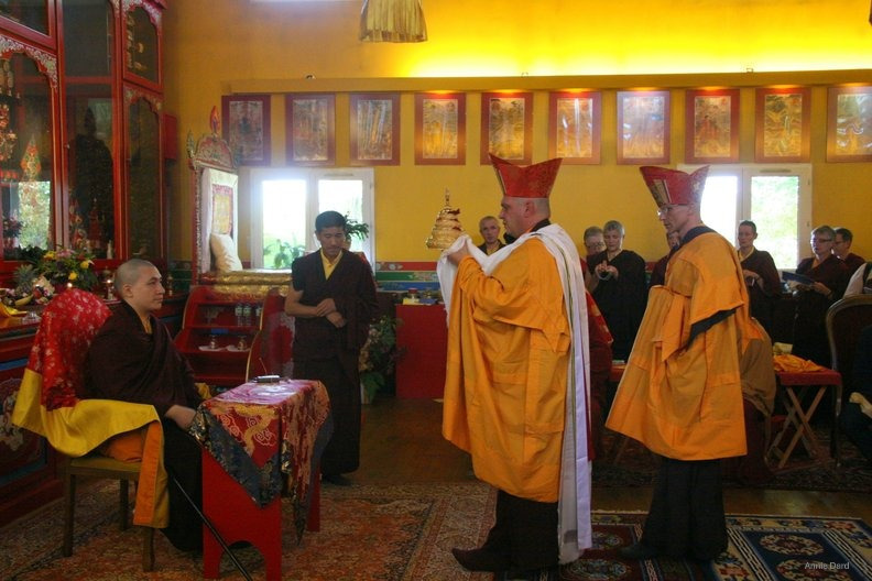 Karmapa reçoit de Pewar Rinpoché la transmission du Trésor des instructions précieuses