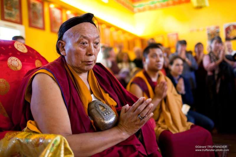 Karmapa reçoit de Pewar Rinpoché la transmission du Trésor des instructions précieuses