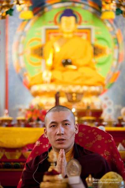 Karmapa reçoit de Pewar Rinpoché la transmission du Trésor des instructions précieuses