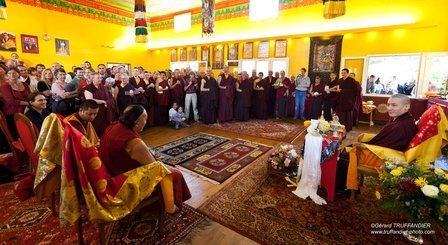 Karmapa reçoit de Pewar Rinpoché la transmission du Trésor des instructions précieuses
