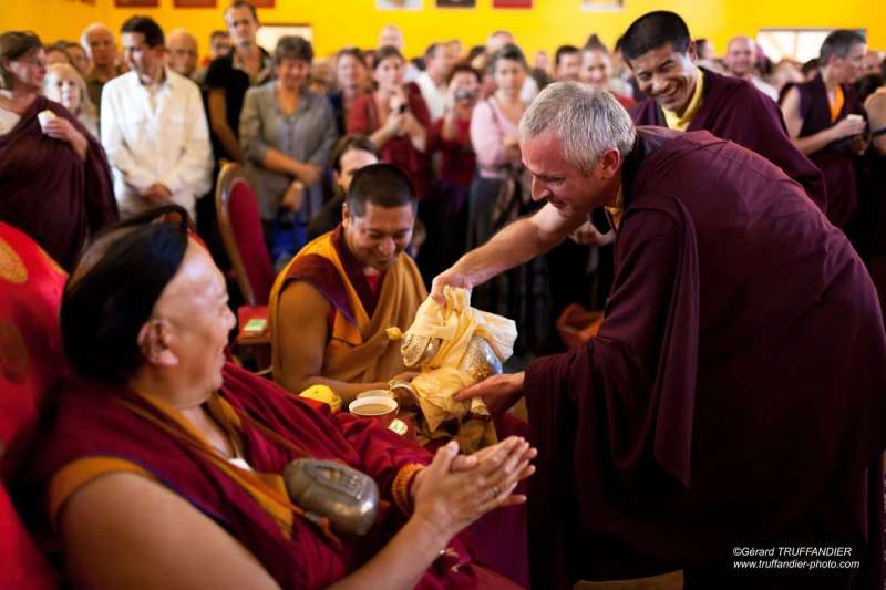 Karmapa reçoit de Pewar Rinpoché la transmission du Trésor des instructions précieuses