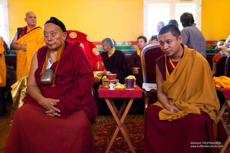 Karmapa reçoit de Pewar Rinpoché la transmission du Trésor des instructions précieuses