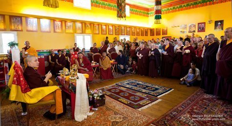 Karmapa reçoit de Pewar Rinpoché la transmission du Trésor des instructions précieuses