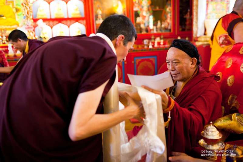 Karmapa reçoit de Pewar Rinpoché la transmission du Trésor des instructions précieuses