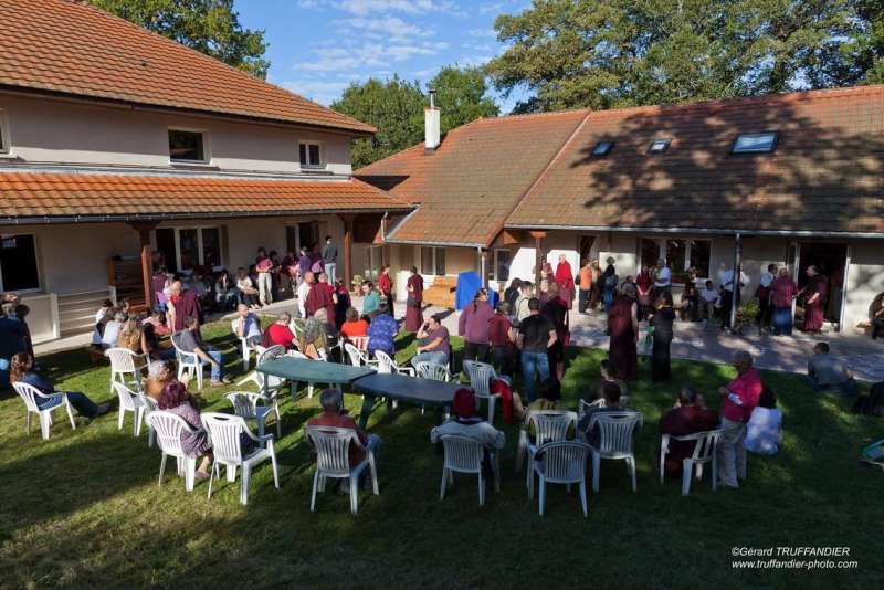 Karmapa reçoit de Pewar Rinpoché la transmission du Trésor des instructions précieuses