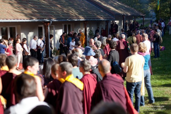 Karmapa reçoit de Pewar Rinpoché la transmission du Trésor des instructions précieuses