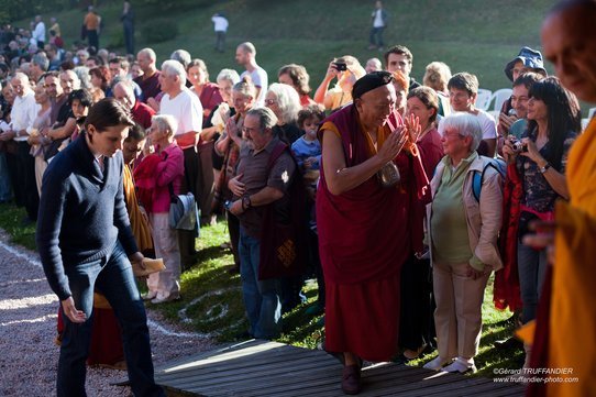 Karmapa reçoit de Pewar Rinpoché la transmission du Trésor des instructions précieuses