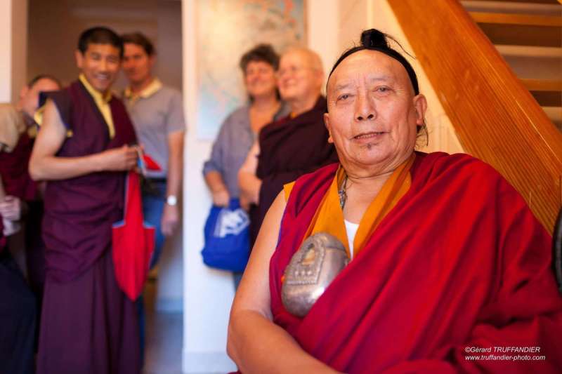 Karmapa reçoit de Pewar Rinpoché la transmission du Trésor des instructions précieuses