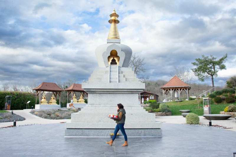 Retour en images sur la dernière retraite d'étude et méditation guidée par lama Jigmé Rinpoché, à Dhagpo Kagyu Ling
