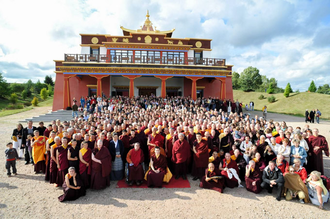 Le temple et la communauté monastique et laïque 