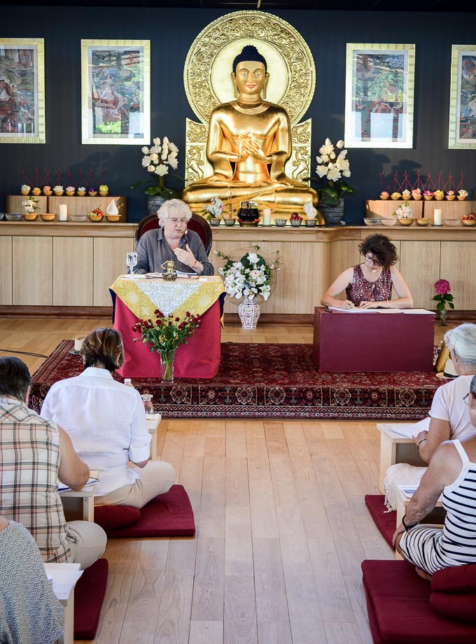 Lama Jampa Thayé et Audrey Desserières pendant l'enseignement 
