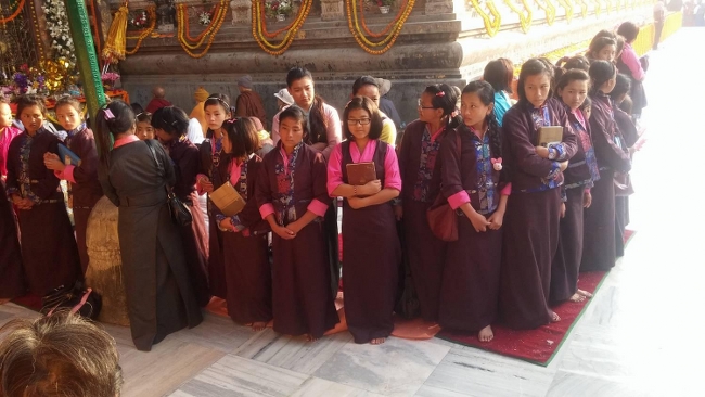 Les élèves d'une école Bouthanaise attendent Karmapa