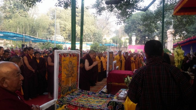 Karmapa circumambule le stoupa pour arriver devant l’arbre de la bodhi, le lieu du plein éveil du Bouddha. Il commence par offrir 3 prosternations, en signe de respect et de gratitude.