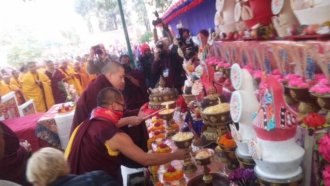 Karmapa offre 3 lampes à beurre, symbole de l’éveil, sur l'autel devant l'arbre de la bodhi