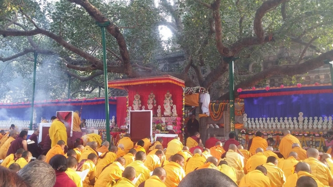 Au moment de la récitation de l’invitation, Karmapa porte un encens pour symboliquement précéder le Bouddha en ces lieux.