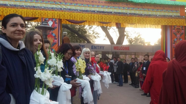 Les pratiquants, venus de loin pour certains, attendent Karmapa