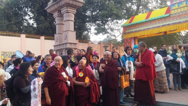 Lama Jigmé Rinpoché, Bérou Kyentsé Rinpoché, Togden Rinpoché attendent Karmapa, entourés d'une foule de pratiquants.