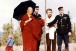 En 1975, Sa sainteté le 16e Karmapa avec M. Benson, donateur du terrain qui deviendra Dhagpo Kagyu Ling, et deux gendarmes de Montignac qui passaient par là. - © DR