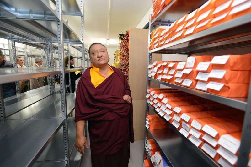Sa Sainteté le XIVᵉ Künzik Shamarpa, Mipham Chönyi Lodrö, lors de l’inauguration de la bibliothèque, le 13 juin 2013, en présence des représentants de l’état