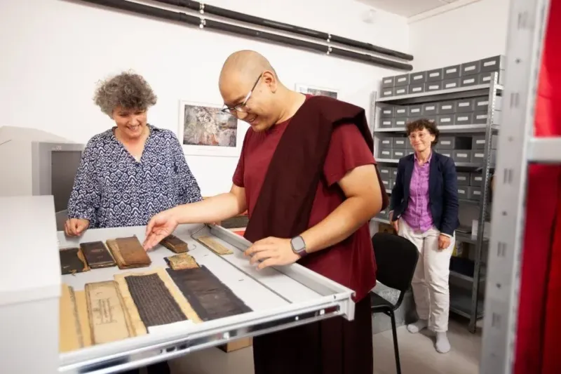 Son Éminence Jamgon Kongtrul Rinpoche en visite à la bibliothèque avec l’équipe de bibliothécaires, lors de sa venue à Dhagpo