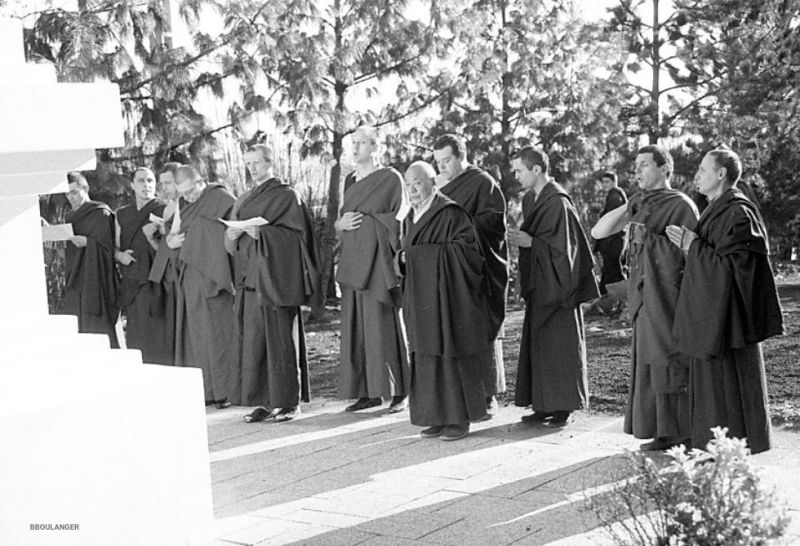 Sortie du groupe d'hommes ayant accompli la première retraite traditionnelle à Dhagpo Kundreul Ling, en prières devant le stupa, avec Guendune Rinpoché, le 11 juin 1987.
