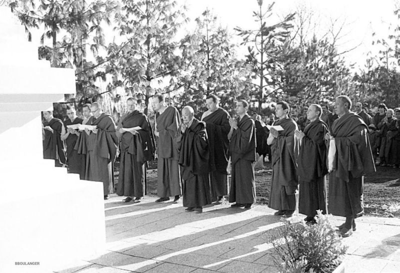 Sortie du groupe d'hommes ayant accompli la première retraite traditionnelle à Dhagpo Kundreul Ling, en prières devant le stupa, avec Guendune Rinpoché, le 11 juin 1987.